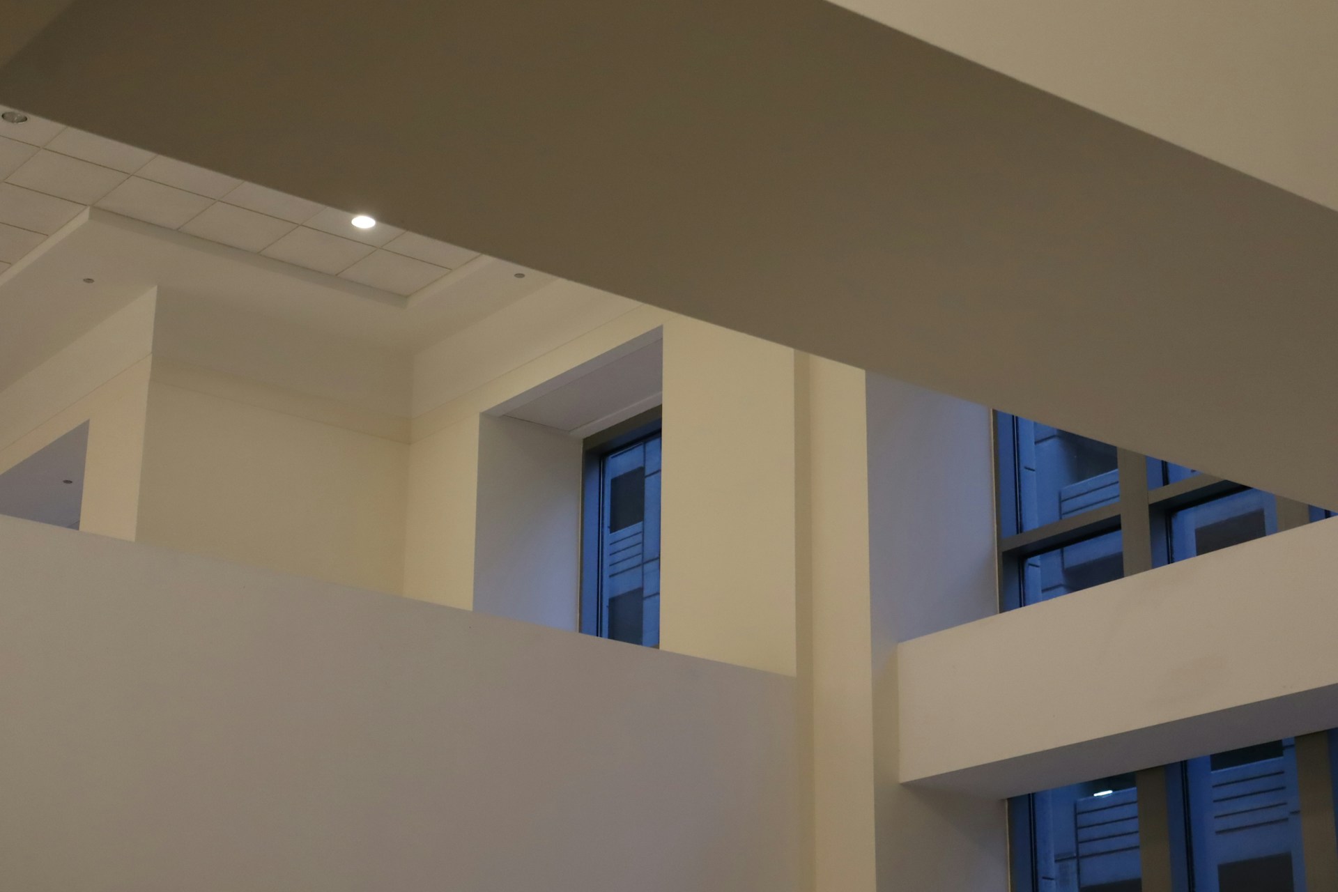 Vista interior de un edificio moderno con ventanas